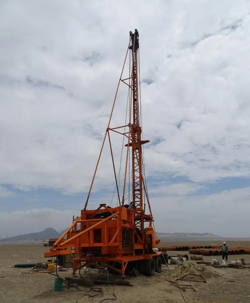 Equipo rotatorio en zona desértica — Costa norte del Perú
